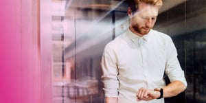 Mobile Zeiterfassung: Blick auf die Uhr