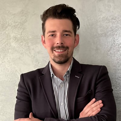 Dennis-Mendrina-quadratisch