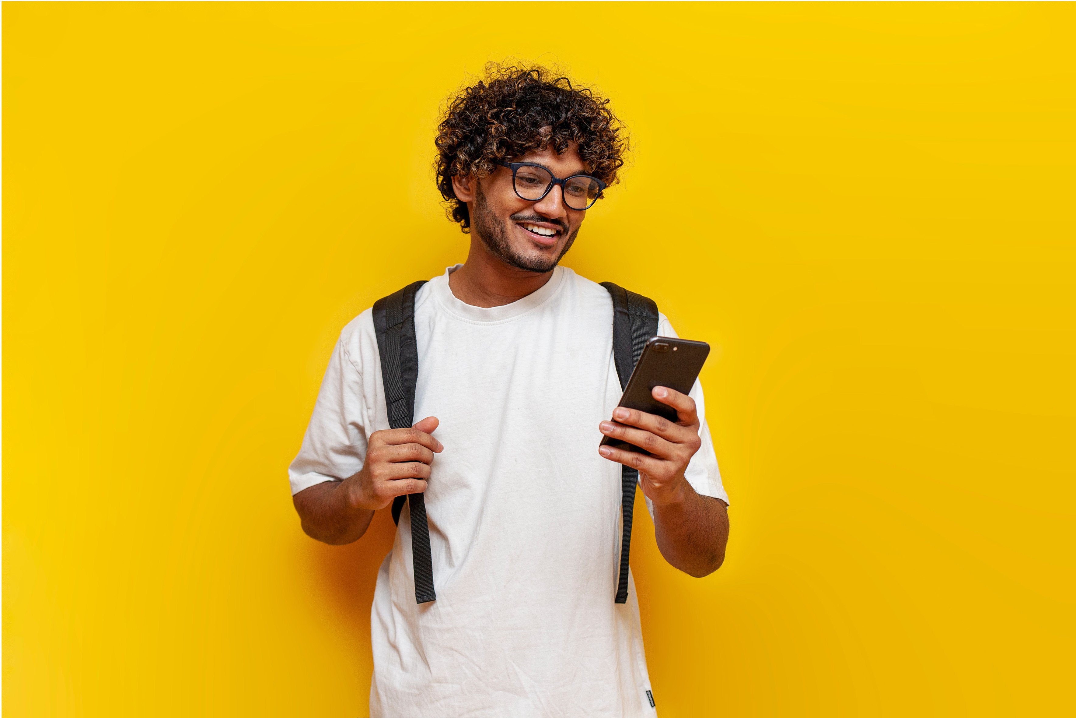 Student-Smartphone-AdobeStock_723434850
