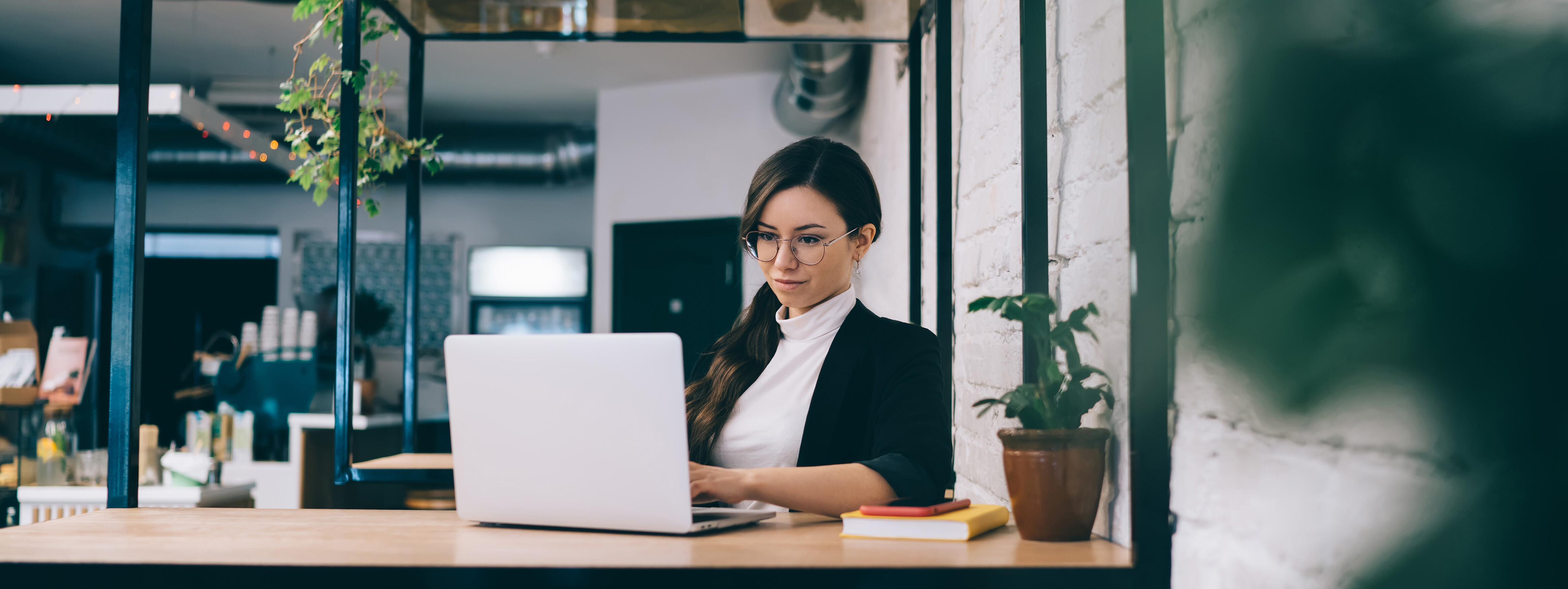 Woman-Laptop-AdobeStock_309954272